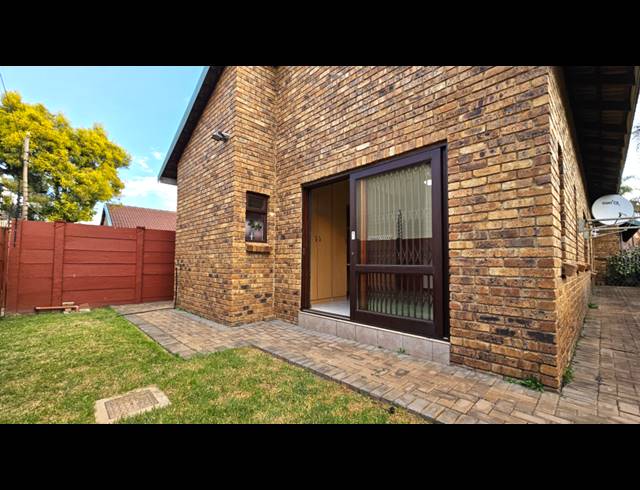 2 BEDROOM HOUSE RENTED IN MORELETA PARK